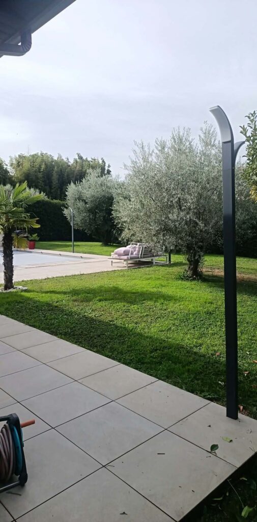 Jardin terminé avec pelouse, oliviers et terrasse après un chantier d'aménagement paysager
